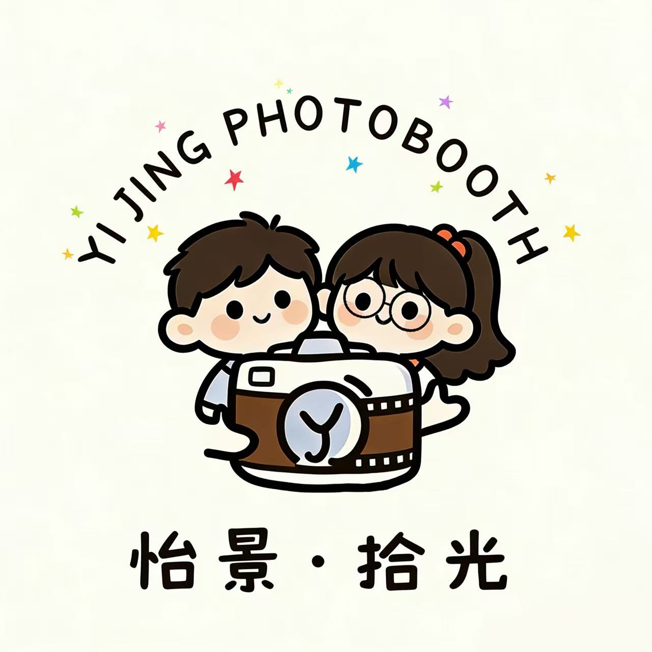 怡景·拾光品牌标志:两位卡通人物和一台相机
