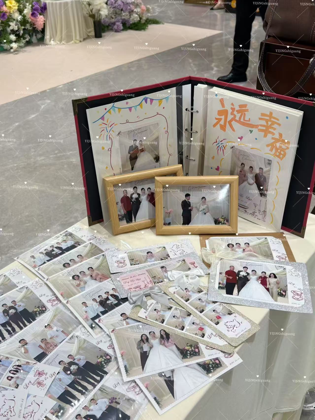 婚礼照片、相框与写着永远幸福的留言相册摆放在桌面上